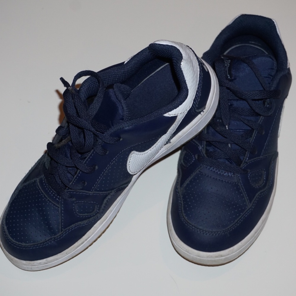 Boys navy blue nike tennis shoes